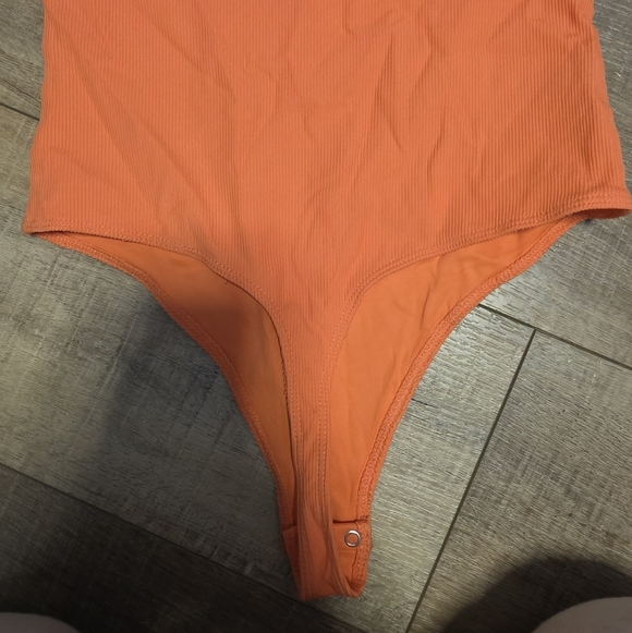 House of Harlow 1960 ($110) Ribbed Short Sleeve Bodysuit - Picture 6 of 7